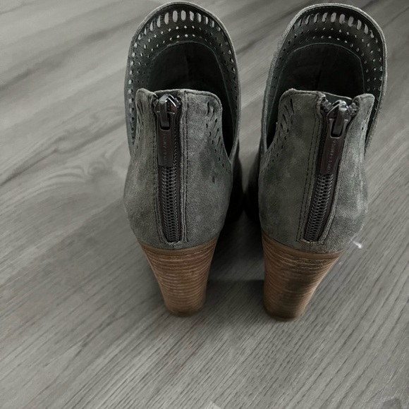 Vince Camuto grey suede block heel booties - size 8.5 - Picture 3 of 4